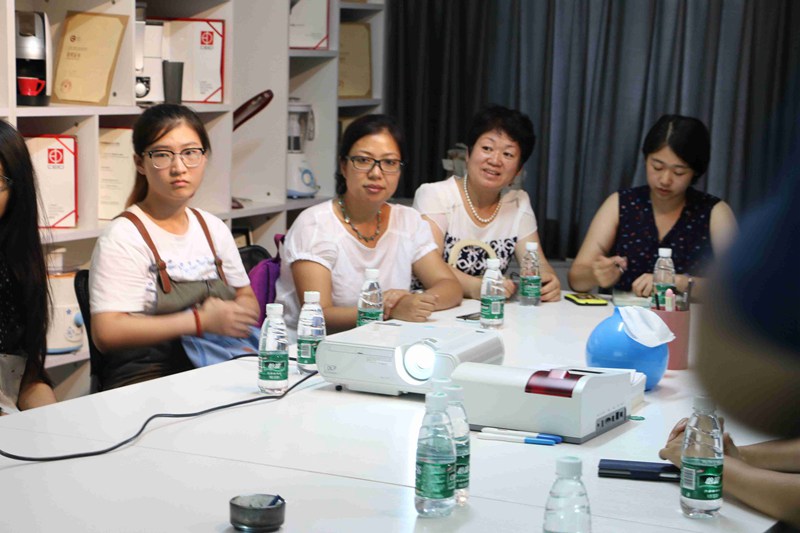 天津工艺美术职业学院莅临到协会理事单位（易用设计公司）交流