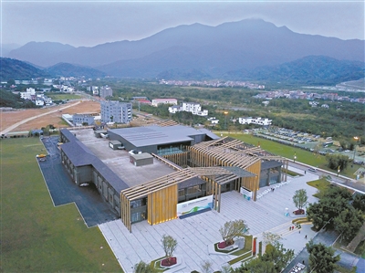 从化区良口镇，废弃农贸市场变身现代会展中心。