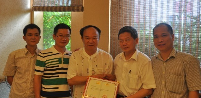 协会常务副会长陈维新(右二)为周振邦书画家(左三)颁发顾问证书周振邦